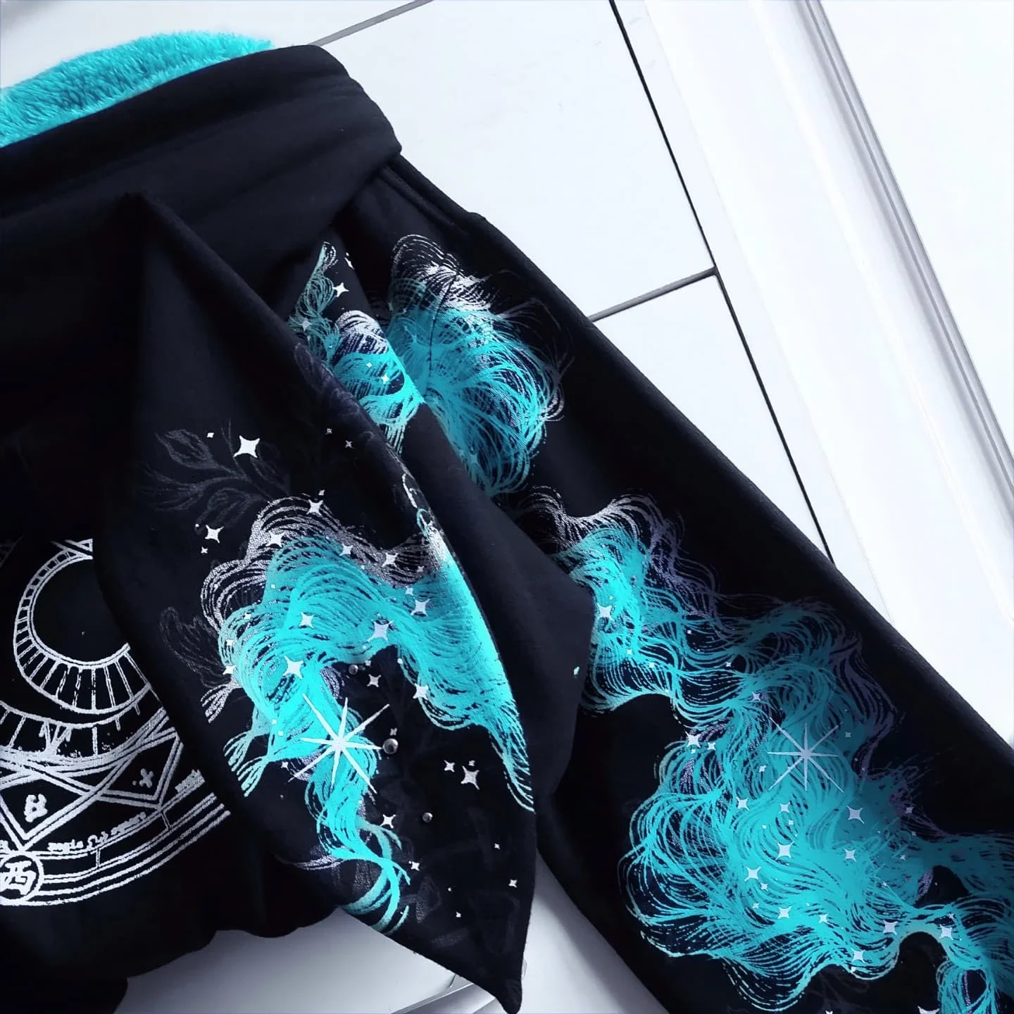 Women Gothic Star Moon Print Fleece Lined Hoodie Bat Wing Back Chain Zip Up Cropped Drawstring Y2K Punk Streetwear Sweat Jacket