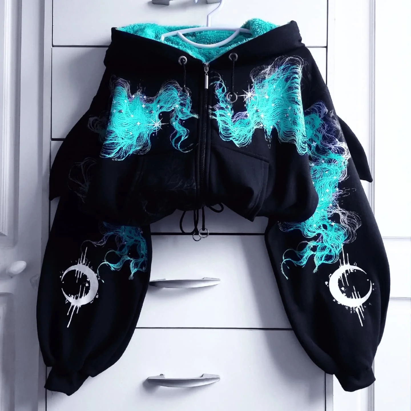 Women Gothic Star Moon Print Fleece Lined Hoodie Bat Wing Back Chain Zip Up Cropped Drawstring Y2K Punk Streetwear Sweat Jacket - Image 2