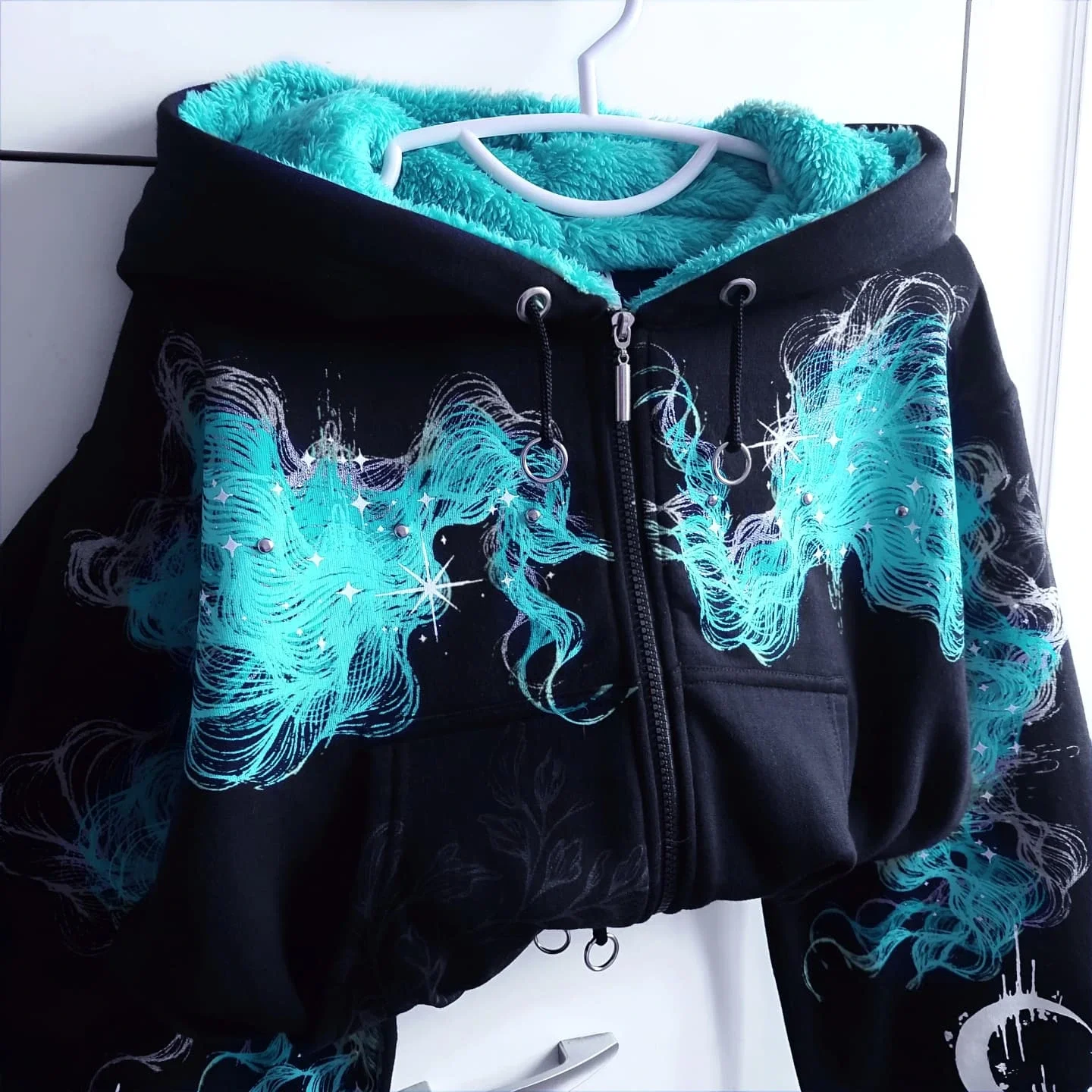 Women Gothic Star Moon Print Fleece Lined Hoodie Bat Wing Back Chain Zip Up Cropped Drawstring Y2K Punk Streetwear Sweat Jacket - Image 3