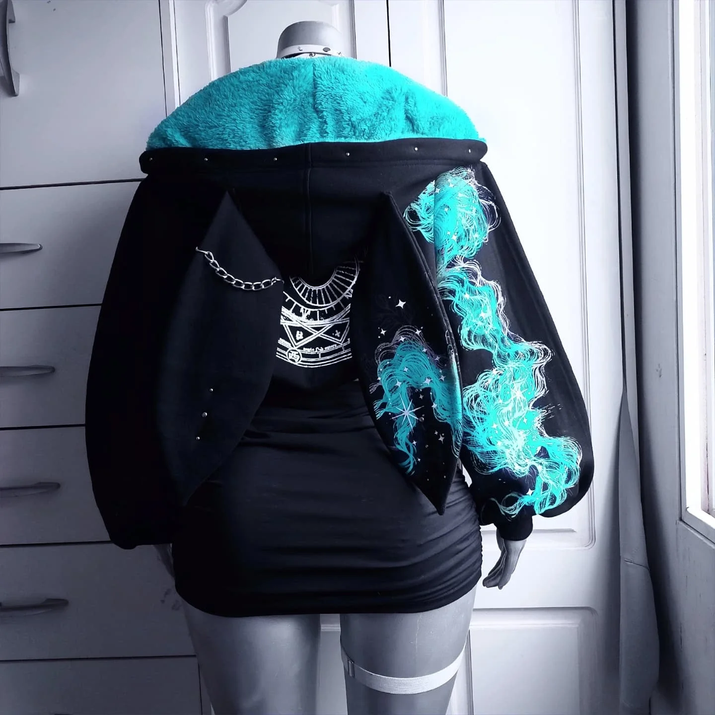 Women Gothic Star Moon Print Fleece Lined Hoodie Bat Wing Back Chain Zip Up Cropped Drawstring Y2K Punk Streetwear Sweat Jacket - Image 6