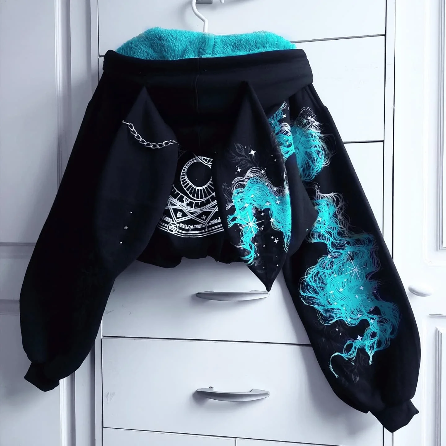 Women Gothic Star Moon Print Fleece Lined Hoodie Bat Wing Back Chain Zip Up Cropped Drawstring Y2K Punk Streetwear Sweat Jacket - Image 4